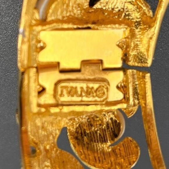 Ivana Trump Signed Vintage Faux Pearl Cabochon Gold Plated Hinged Bangle - Picture 3 of 8